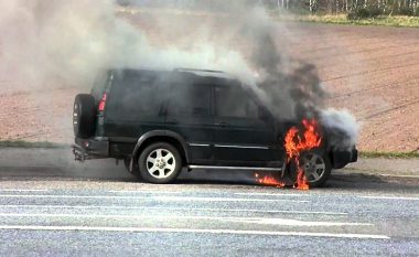 Tiranë: një “Land Rover” me targa të Maqedonisë shpërthen në flakë