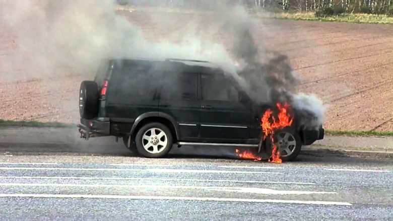 Tiranë: një “Land Rover” me targa të Maqedonisë shpërthen në flakë