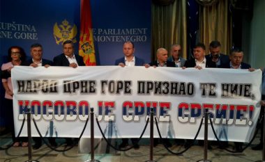 Skandaloze: Deputetët malazezë me parullë në Parlament, “Kosova është zemra e Serbisë”