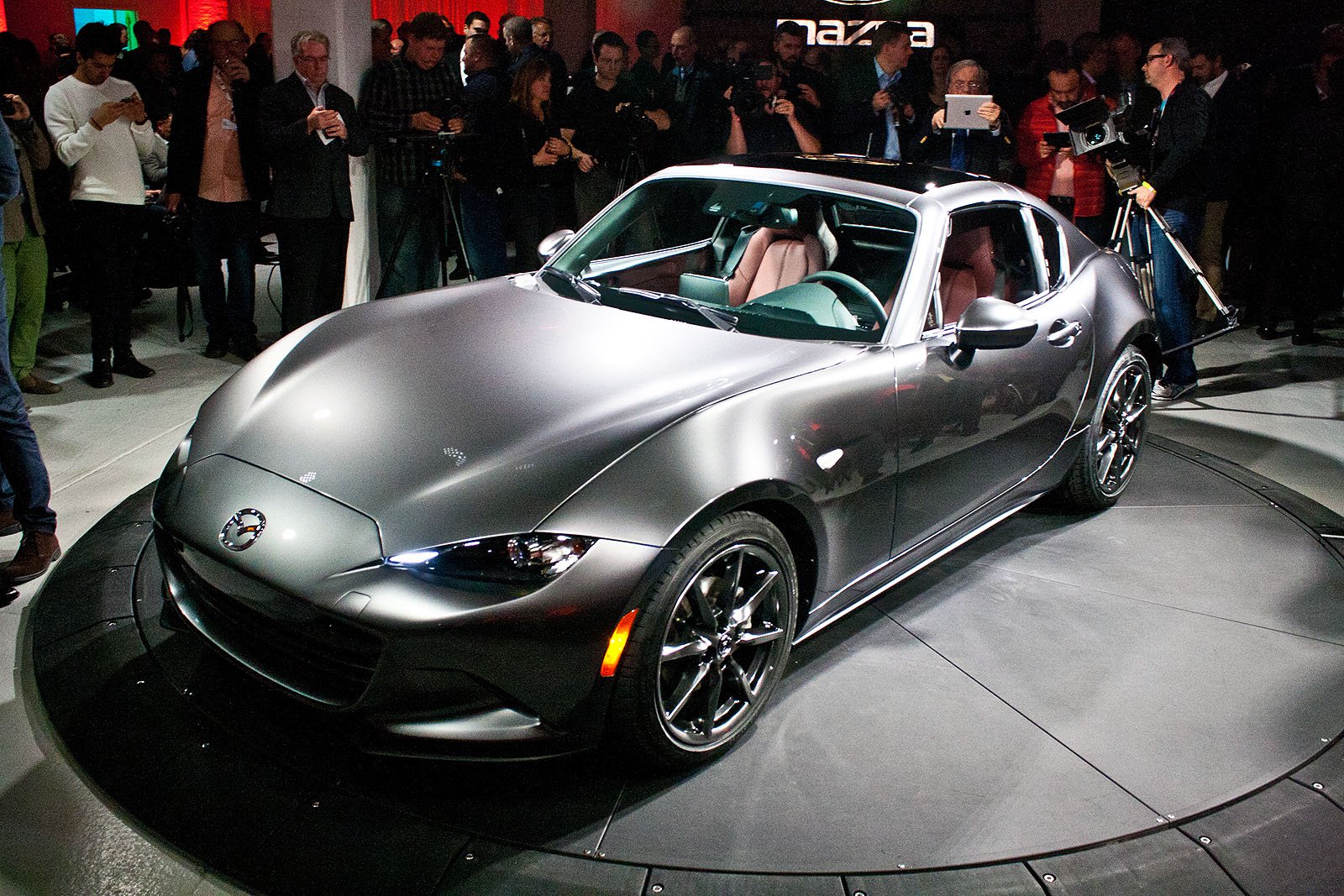 Mazda prezanton modelin Miata me tavan të hapur foto 2