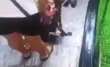 Momenti dramatik kur fëmija në karrocë rrotullohet në shkallët elektrike (Video)