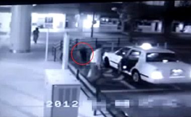 Momenti i frikshëm kur ‘fantazma’ në formë gruaje ka hyrë në një taksi (Video)