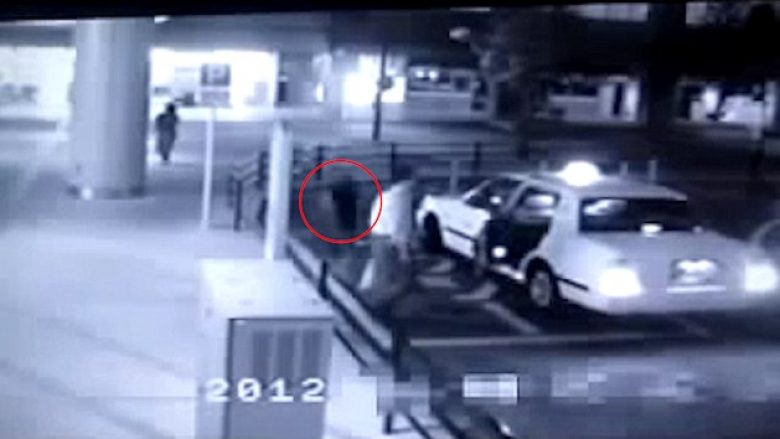 Momenti i frikshëm kur ‘fantazma’ në formë gruaje ka hyrë në një taksi (Video)