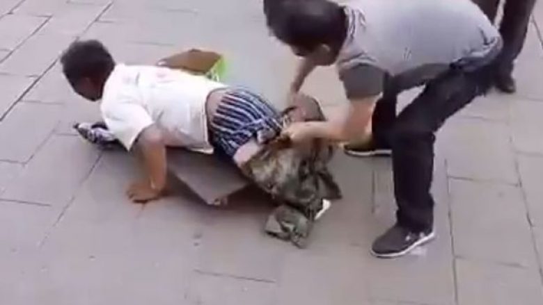 Kërkonte para në rrugë duke gënjyer se nuk ka këmbë, por shikoni çfarë zbulon një kalimtar rasti (Video)