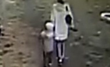 Nëna që shëtiste të birin, vritet nga një objekt që u hodh nga ballkoni (Foto/Video)
