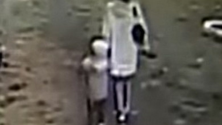 Nëna që shëtiste të birin, vritet nga një objekt që u hodh nga ballkoni (Foto/Video)