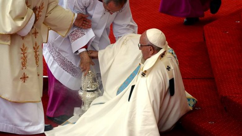 Papa Françesku rrëzohet gjatë meshës në Poloni (Video)