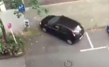 Shikoni si provon të parkohet, por pas disa tentimeve të dështuara dorëzohet (Video)