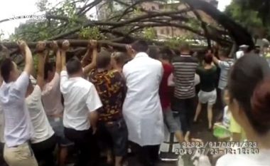 Pema rrëzohet dhe bie mbi një njeri, shpëtohet nga dhjetëra kalimtarë rasti (Video)