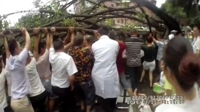 Pema rrëzohet dhe bie mbi një njeri, shpëtohet nga dhjetëra kalimtarë rasti (Video)