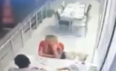 Adoleshenti qëllon gjashtë herë me armë, burrin që po qëndronte në restorant (Video, +18)