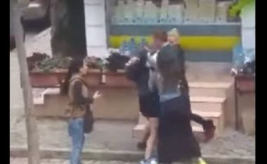 Shikoni si rrahen dy vajza shqiptare për djalin me X6 (Video)