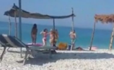 I zë çadrën në plazh, adoleshentja shqiptare përzë me shqelma nënën me fëmijë (Video)