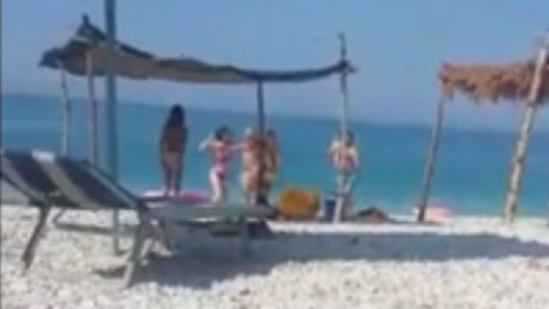 I zë çadrën në plazh, adoleshentja shqiptare përzë me shqelma nënën me fëmijë (Video)