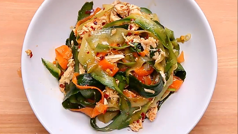 Sallatë tajlandeze me mish të bardhë pule (video)