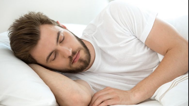 Ja çfarë ju ndodhë nëse flini më shumë se zakonisht