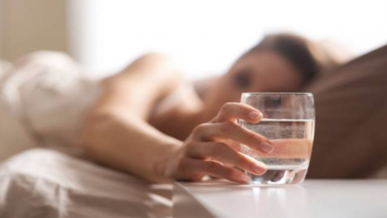Shkenca prapa të mirave që i sjell konsumimi i ujit herët në mëngjes