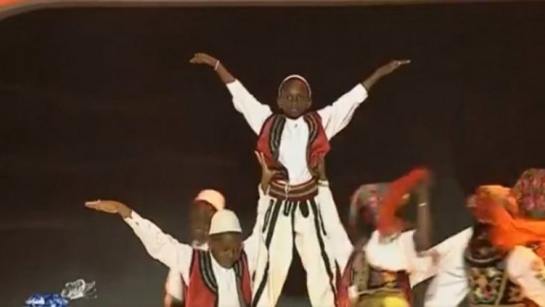 Senegalezët kërcejnë ‘Vallen e Tropojës’ (Video)