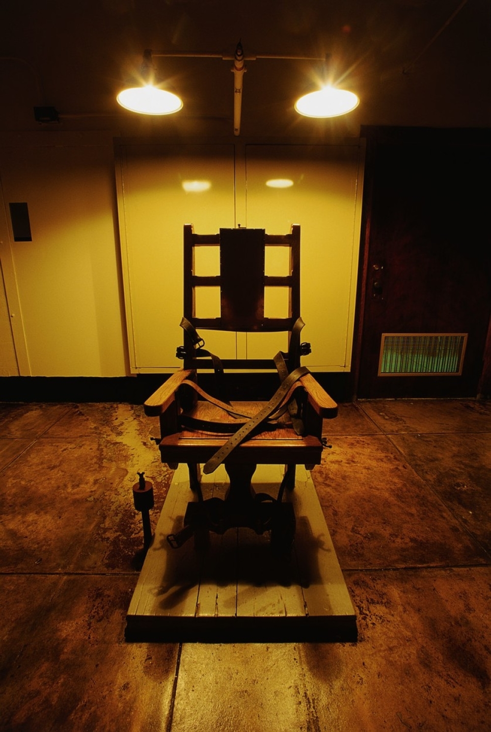 Пытка электрическим стулом. Электрический стул saffering. Смертная казнь в США электрический стул.