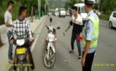 Shkatërron motoçikletën me sëpatë, në përpjekje që t’i shpëtojë gjobës (Video)