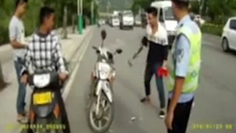 Shkatërron motoçikletën me sëpatë, në përpjekje që t’i shpëtojë gjobës (Video)