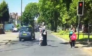 Momenti kur vetura që lëvizte në dritën e kuqe, për pak sa nuk e shtyp fëmijën (Video)