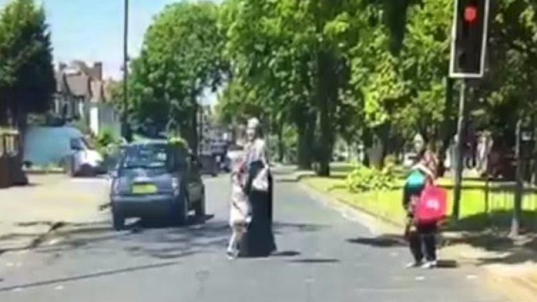 Momenti kur vetura që lëvizte në dritën e kuqe, për pak sa nuk e shtyp fëmijën (Video)