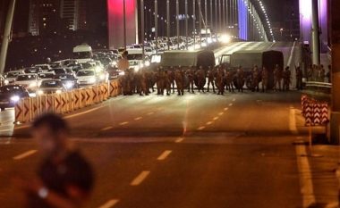 Grusht shteti në Turqi, Ushtria merr nën kontroll pushtetin. Yildirim: Shërbimet sekrete po veprojnë