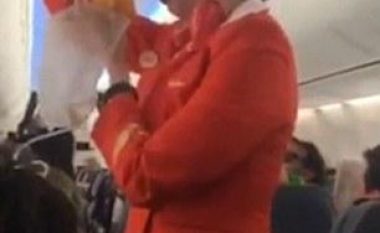 Stjuardesa nuk ndalon së qeshuri me brohoritjet e tifozëve (Video)