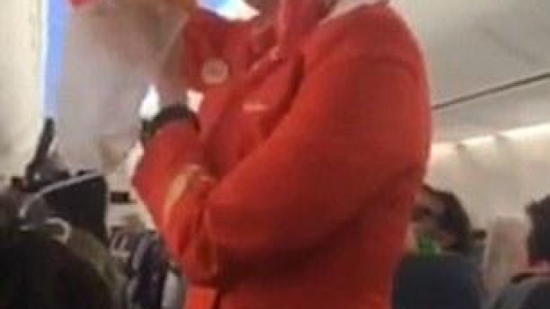 Stjuardesa nuk ndalon së qeshuri me brohoritjet e tifozëve (Video)
