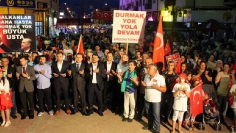 Televizioni shtetëror turk përshëndet protestat anti-Gülen në Kërçovë dhe Preshevë