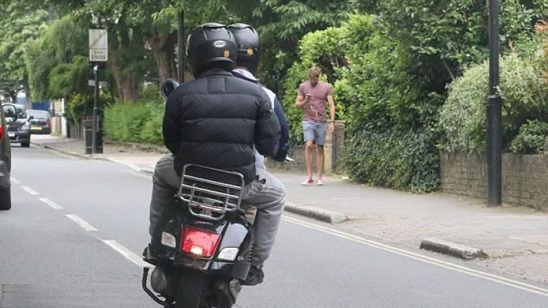 Vazhdoi të shikonte në telefon, edhe pasi provuan t’ia grabisin nga dora (Foto)