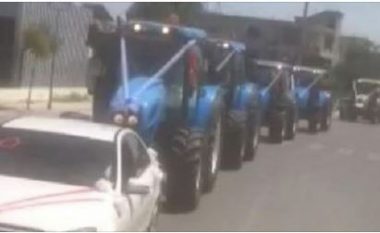 Dhëndri merr nusen me traktor (Video)