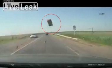 Momenti i tmerrshëm kur tulla që bie nga kamioni, qëllon gruan për vdekje (Video, +18)