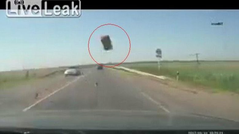 Momenti i tmerrshëm kur tulla që bie nga kamioni, qëllon gruan për vdekje (Video, +18)