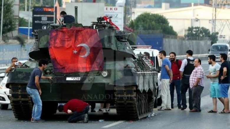 Post-grusht shteti, pezullohen 7850 policë në Turqi