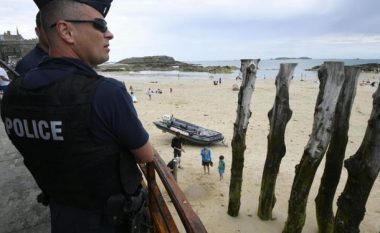 Turistët në Francë do të mbrohen nga policia dhe ushtarët e armatosur