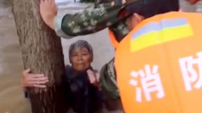 Humb jetën duke shpëtuar gruan e vet, të cilën e lidhi në pemë për t’i shpëtuar ujërave të rrëmbyeshëm (Video)