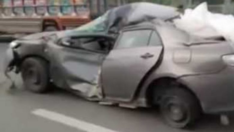 Vozitë veturën e përplasur dhe të dëmtuar rëndë (Video)