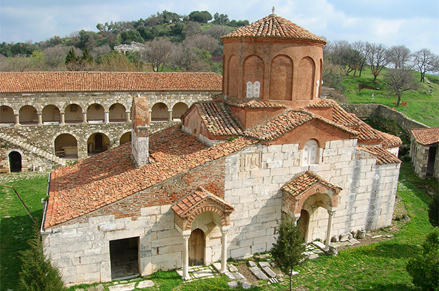 Zvërnec mund të vizitoni manastirin e Shën Mërisë