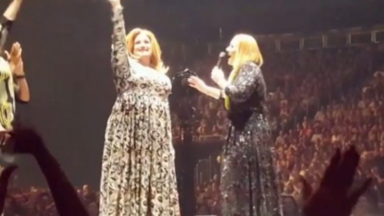 Adele fton në skenë sozinë e saj (Foto/Video)