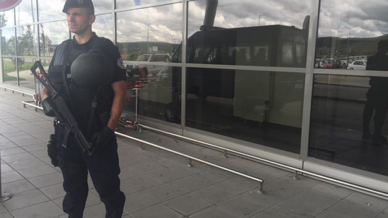 Aeroporti i Prishtinës shton masat e sigurisë pas puçit në Turqi (Foto)