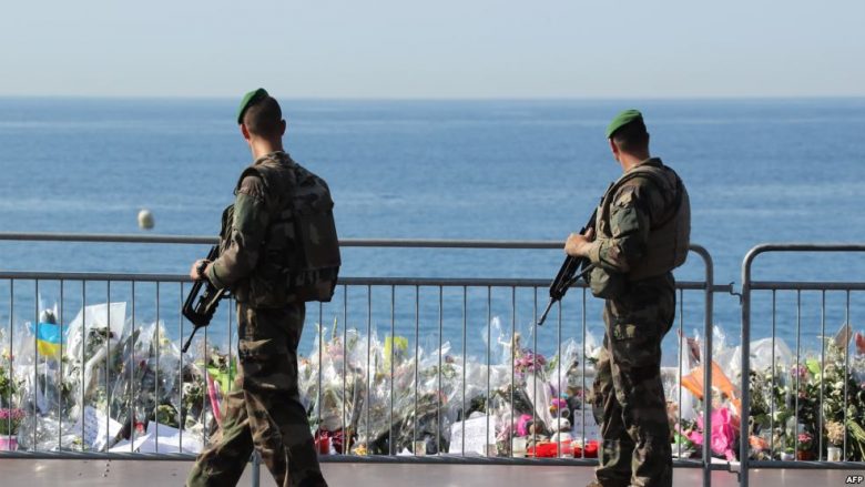 Bashkëpunëtorët e sulmuesit në Nicë akuzohen për terrorizëm, përfshirë dy shqiptarë