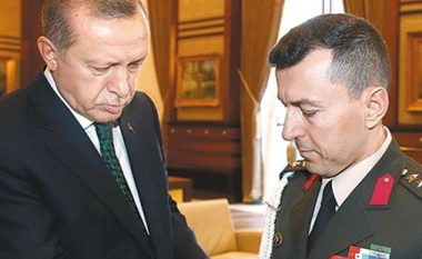 Ndihmësi kryesor ushtarak i Erdoganit i dyshuar si pjesë e grusht shtetit