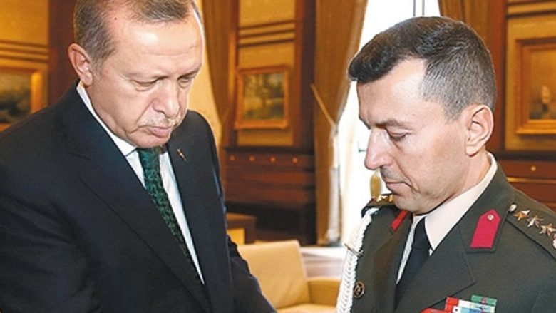 Ndihmësi kryesor ushtarak i Erdoganit i dyshuar si pjesë e grusht shtetit