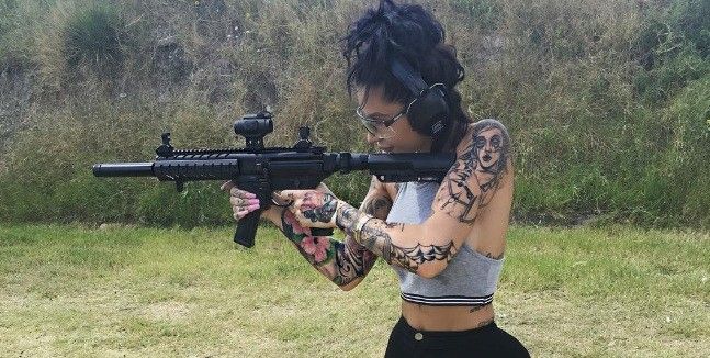 Watch how the Albanian porn star shoots with a gun (Video) Telegrafi
