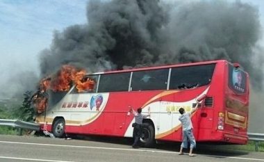 Momenti kur autobusi përfshihet nga flaka, ku humbën jetën 26 turistë (Video)