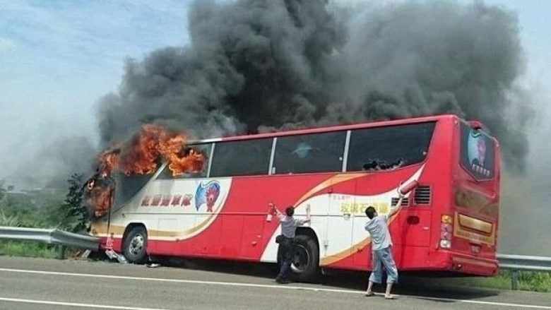 Momenti kur autobusi përfshihet nga flaka, ku humbën jetën 26 turistë (Video)