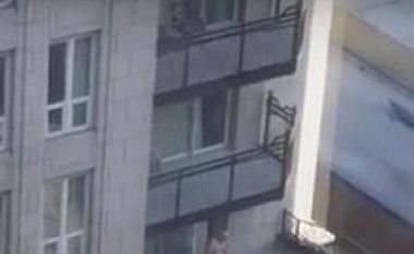 I moshuari kryen marrëdhënie treshe, në ballkonin e hotelit luksoz (Video)