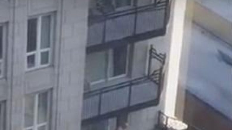 I moshuari kryen marrëdhënie treshe, në ballkonin e hotelit luksoz (Video)